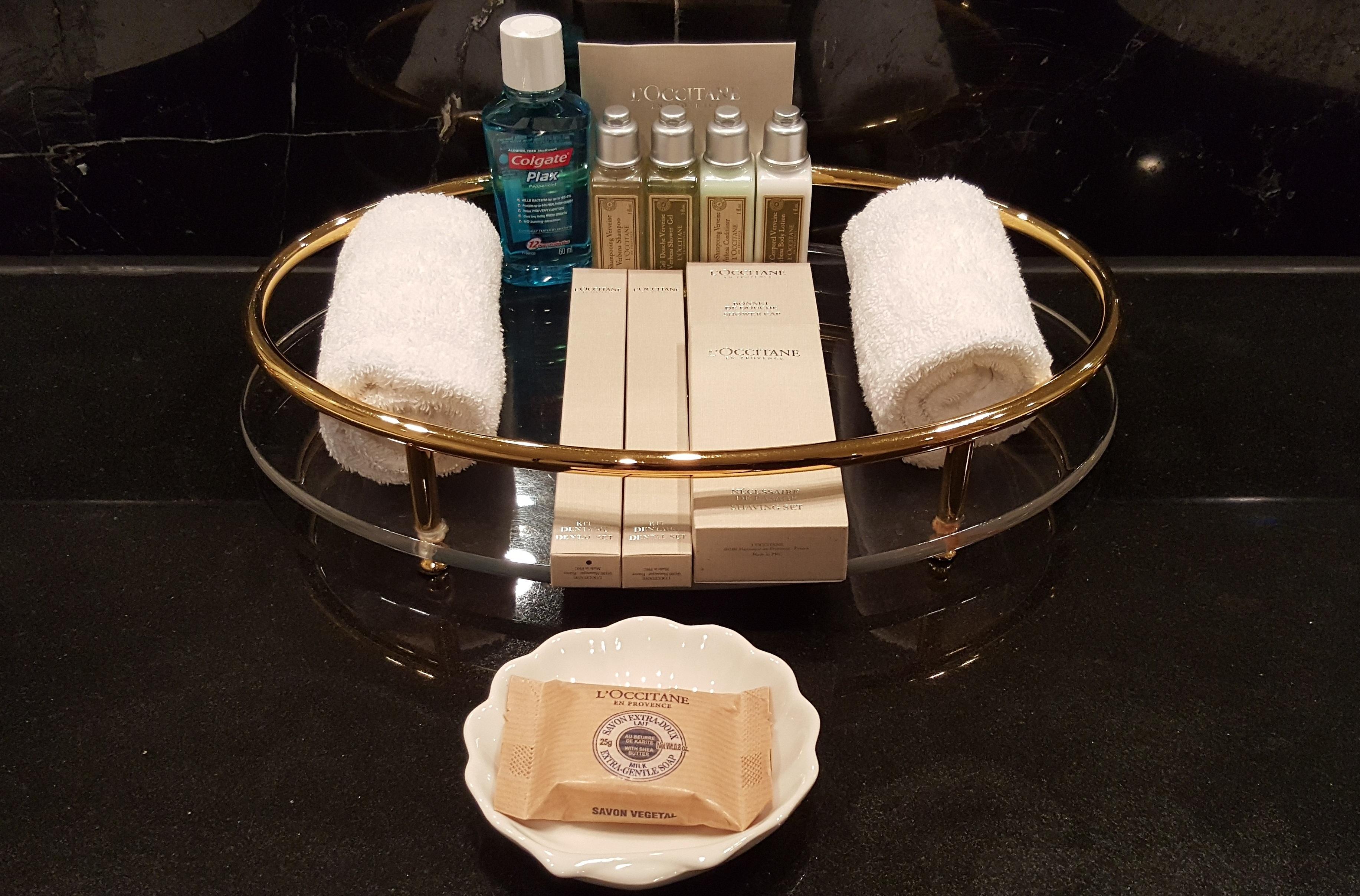 New Orient Landmark Hotel Macao Exteriér fotografie A selection of toiletries in a hotel bathroom