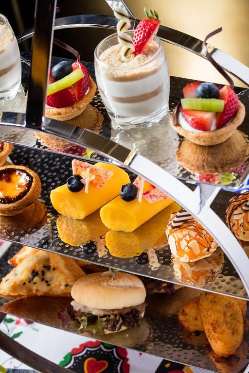 New Orient Landmark Hotel Macao Exteriér fotografie A selection of petit fours
