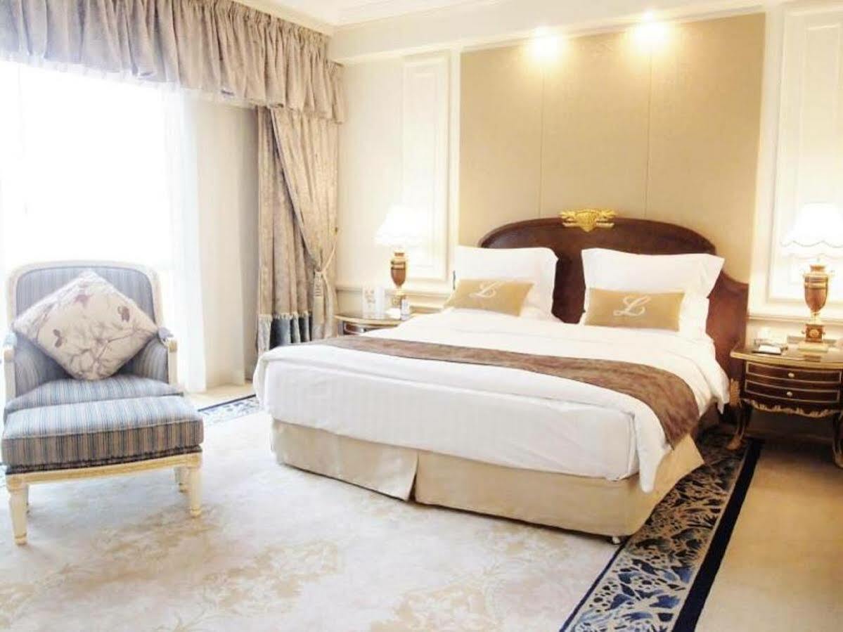 New Orient Landmark Hotel Macao Exteriér fotografie A bedroom at the hotel